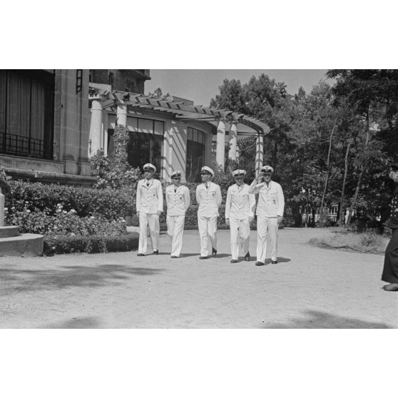 Les sous-mariniers Engelbert Endrass, Claus Korth, Heinrich Lehmann-Willenbrock, Erich Topp et Herbert Kuppisch s'approchent de l'hôtel Royal de La Baule où a lieu une exposition de peintres de guerre.