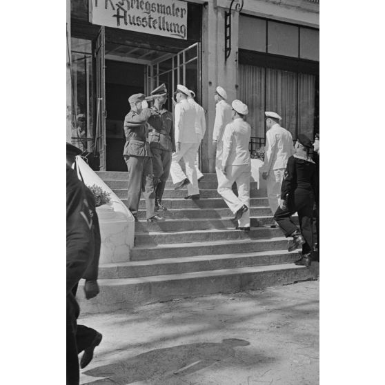 Les sous-mariniers Engelbert Endrass, Claus Korth, Heinrich Lehmann-Willenbrock, Erich Topp et Herbert Kuppisch s'approchent de l'hôtel Royal de La Baule où a lieu une exposition de peintres de guerre.