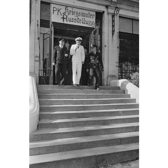 Le Kapitänleutnant Claus Korth, commandant du sous-marin U-Boot U-93, quitte l’hôtel Royal de La Baule où il a pu visiter l’exposition consacrée aux peintres de guerre de la Kriegsmarine.
