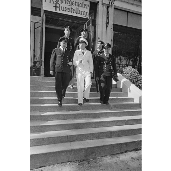 Le Kapitänleutnant Claus Korth, commandant du sous-marin U-Boot U-93, quitte l’hôtel Royal de La Baule où il a pu visiter l’exposition consacrée aux peintres de guerre de la Kriegsmarine.