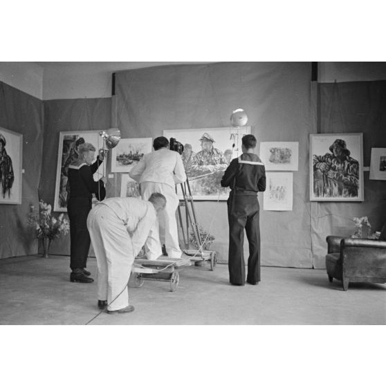 Armé de sa caméra Cinephon 35 mm, le caméraman Herbert Lander et son équipe immortalisent les peintures de Buchheim exposées à l'hôtel Royal de La Baule.