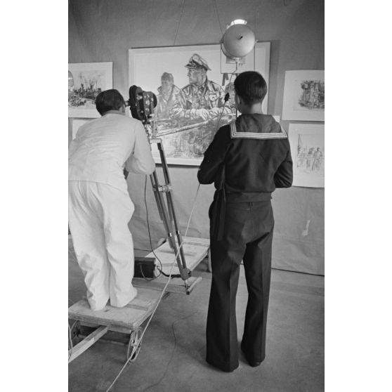 Armé de sa caméra Cinephon 35 mm, le caméraman Herbert Lander et son équipe immortalisent les peintures de Buchheim exposées à l'hôtel Royal de La Baule.