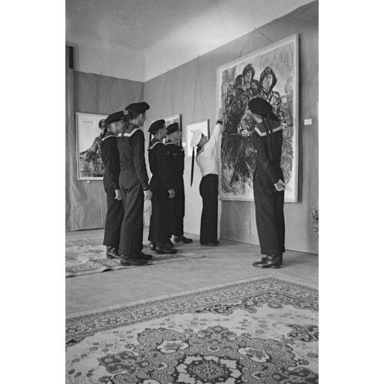 A l'hôtel Royal de La Baule, des marins allemands de la Kriegsmarine visitent l'exposition consacrée aux peintres de guerre Lothar-Günther Buchheim et Richard Schreiber.