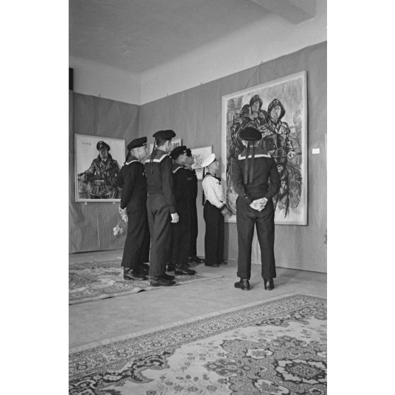 A l'hôtel Royal de La Baule, des marins allemands de la Kriegsmarine visitent l'exposition consacrée aux peintres de guerre Lothar-Günther Buchheim et Richard Schreiber.