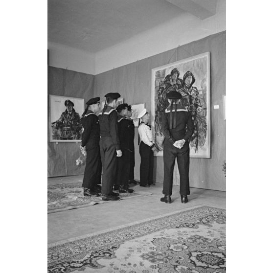 A l'hôtel Royal de La Baule, des marins allemands de la Kriegsmarine visitent l'exposition consacrée aux peintres de guerre Lothar-Günther Buchheim et Richard Schreiber.