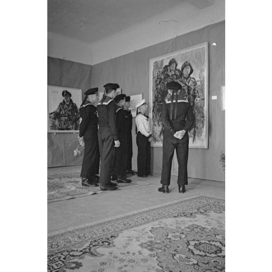 A l'hôtel Royal de La Baule, des marins allemands de la Kriegsmarine visitent l'exposition consacrée aux peintres de guerre Lothar-Günther Buchheim et Richard Schreiber.