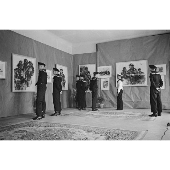 A l'hôtel Royal de La Baule, des marins allemands de la Kriegsmarine visitent l'exposition consacrée aux peintres de guerre Lothar-Günther Buchheim et Richard Schreiber.