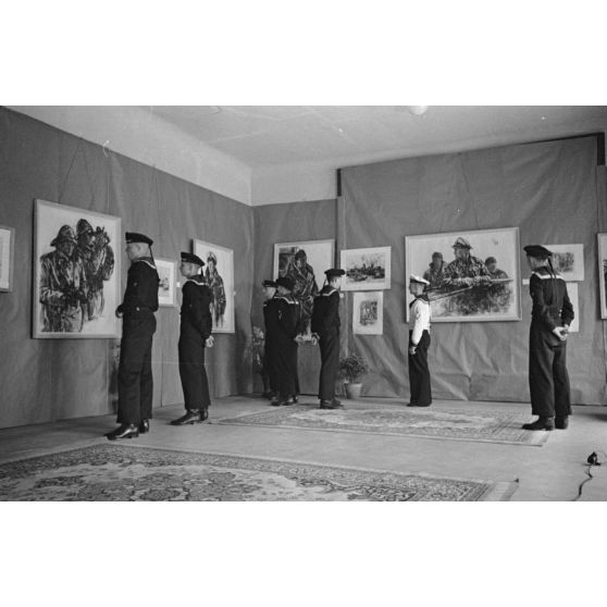A l'hôtel Royal de La Baule, des marins allemands de la Kriegsmarine visitent l'exposition consacrée aux peintres de guerre Lothar-Günther Buchheim et Richard Schreiber.