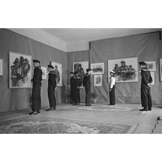A l'hôtel Royal de La Baule, des marins allemands de la Kriegsmarine visitent l'exposition consacrée aux peintres de guerre Lothar-Günther Buchheim et Richard Schreiber.