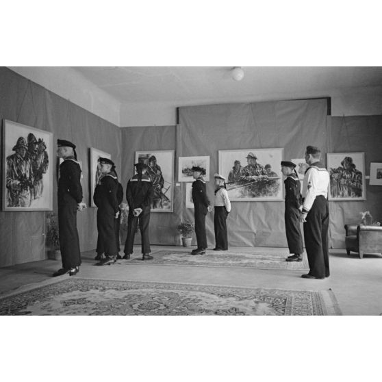 A l'hôtel Royal de La Baule, des marins allemands de la Kriegsmarine visitent l'exposition consacrée aux peintres de guerre Lothar-Günther Buchheim et Richard Schreiber.