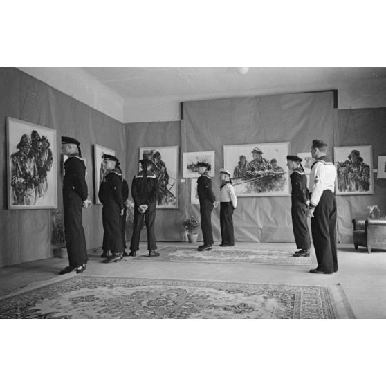 A l'hôtel Royal de La Baule, des marins allemands de la Kriegsmarine visitent l'exposition consacrée aux peintres de guerre Lothar-Günther Buchheim et Richard Schreiber.