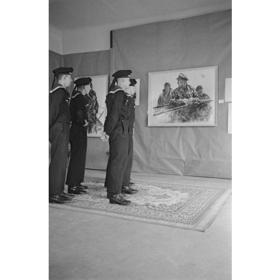 A l'hôtel Royal de La Baule, des marins allemands de la Kriegsmarine visitent l'exposition consacrée aux peintres de guerre Lothar-Günther Buchheim et Richard Schreiber.
