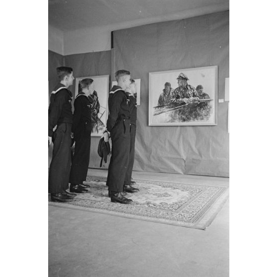 A l'hôtel Royal de La Baule, des marins allemands de la Kriegsmarine visitent l'exposition consacrée aux peintres de guerre Lothar-Günther Buchheim et Richard Schreiber.