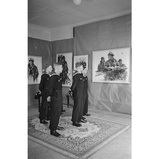 A l'hôtel Royal de La Baule, des marins allemands de la Kriegsmarine visitent l'exposition consacrée aux peintres de guerre Lothar-Günther Buchheim et Richard Schreiber.