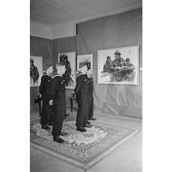 A l'hôtel Royal de La Baule, des marins allemands de la Kriegsmarine visitent l'exposition consacrée aux peintres de guerre Lothar-Günther Buchheim et Richard Schreiber.
