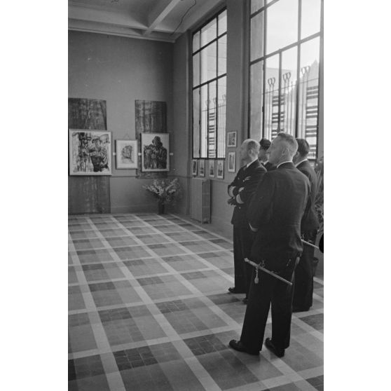 A Lorient, l'amiral Karl Dönitz visite l'exposition de peintures de guerre en présence de son état-major et de membres de la Marine Propaganda-Abteilung West.