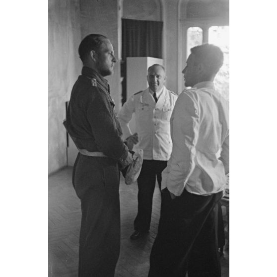 Le lieutenant (Oberleutnant zur See) Erich Topp est reçu au quartier général des sous-marins allemands de Lorient pour la remise de sa croix de chevalier de la croix de fer (Ritterkreuz).