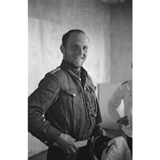 Portrait du lieutenant (Oberleutnant zur See) Erich Topp reçu au quartier général des sous-marins allemands de Lorient pour la remise de sa croix de chevalier de la croix de fer (Ritterkreuz).