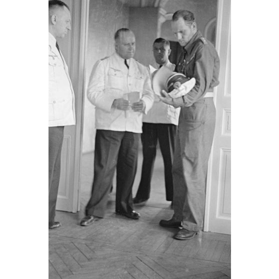 Le lieutenant (Oberleutnant zur See) Erich Topp est reçu au quartier général des sous-marins allemands de Lorient pour la remise de sa croix de chevalier de la croix de fer (Ritterkreuz).