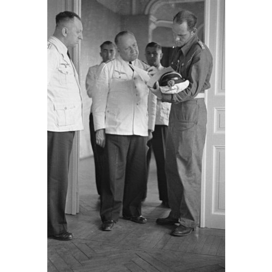 Le lieutenant (Oberleutnant zur See) Erich Topp est reçu au quartier général des sous-marins allemands de Lorient pour la remise de sa croix de chevalier de la croix de fer (Ritterkreuz).