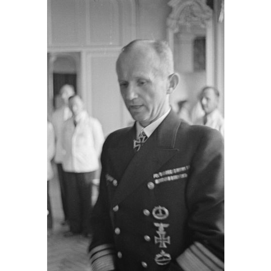 Portrait de l'amiral Karl Dönitz lors de la remise de décoration (Ritterkreuz) au lieutenant Erich Topp, commandant du sous-marin U-552.