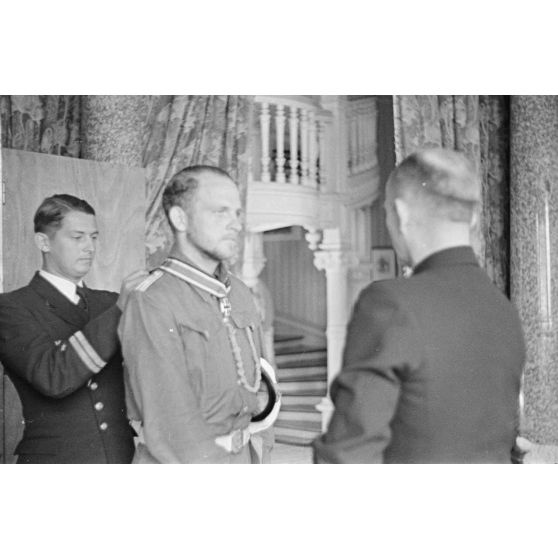 A Lorient, au quartier général des sous-marins allemands ou BdU, Befehlshaber der U-Boote, l'amiral Karl Dönitz  prononce un discours lors de la remise de décoration (Ritterkreuz) au lieutenant Erich Topp.