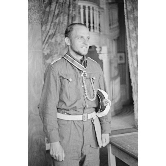 Portrait du lieutenant Erich Topp décoré de la croix de chevalier de la croix de fer (Ritterkreuz).
