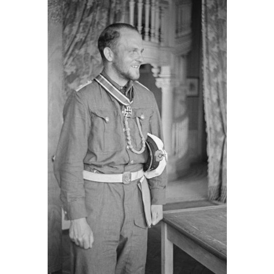Portrait du lieutenant Erich Topp décoré de la croix de chevalier de la croix de fer (Ritterkreuz).