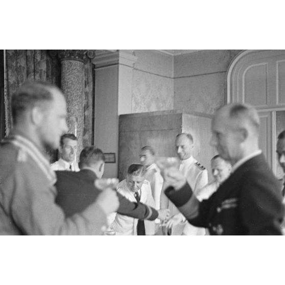 A Lorient, au quartier général de sous-marins allemands ou BdU, Befehlshaber der U-Boote, l'amiral Karl Dönitz  porte un toast au lieutenant Erich Topp peu après sa remise de décoration (Ritterkreuz).