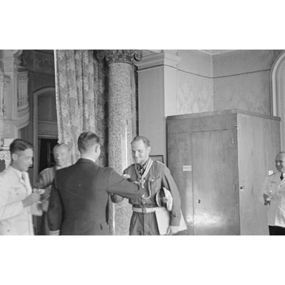 A Lorient, peu après sa remise de décoration (Ritterkreuz), le lieutenant Erich Topp trinque avec le personnel du quartier général des sous-marins allemands ou BdU : Befehlshaber der U-Boote.