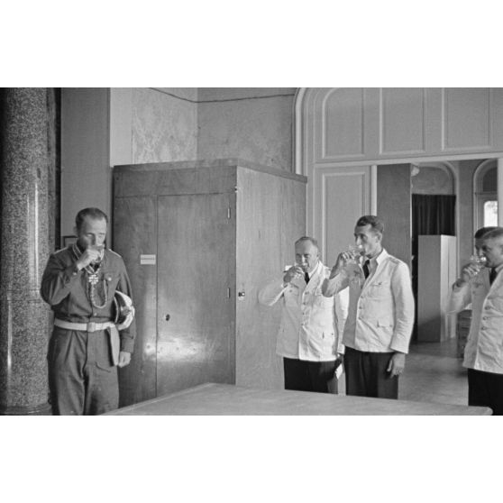 A Lorient, peu après sa remise de décoration (Ritterkreuz), le lieutenant Erich Topp trinque avec le personnel du quartier général des sous-marins allemands ou BdU, Befehlshaber der U-Boote.