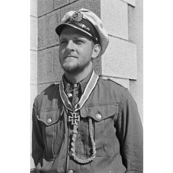 Portrait du lieutenant Erich Topp décoré de la croix de chevalier de la croix de fer (Ritterkreuz).