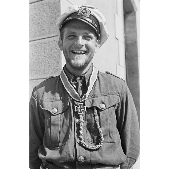 Portrait du lieutenant Erich Topp décoré de la croix de chevalier de la croix de fer (Ritterkreuz).