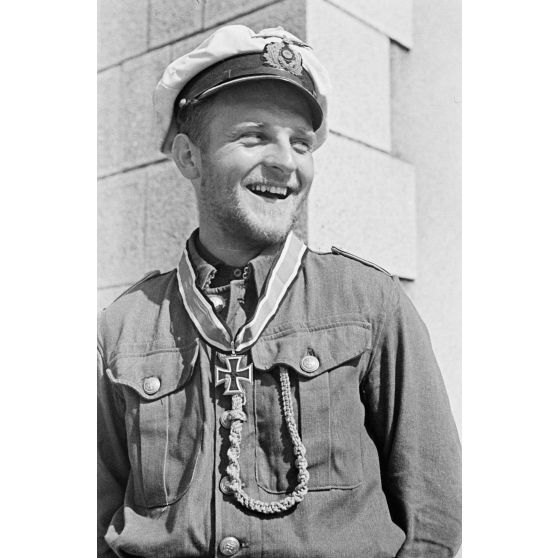 Portrait du lieutenant Erich Topp décoré de la croix de chevalier de la croix de fer (Ritterkreuz).