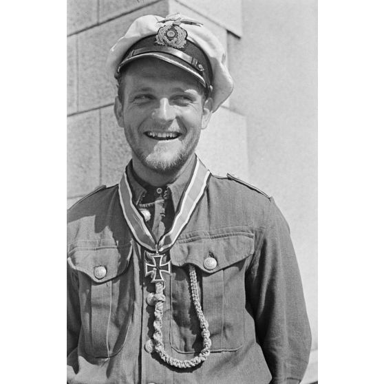 Portrait du lieutenant Erich Topp décoré de la croix de chevalier de la croix de fer (Ritterkreuz).