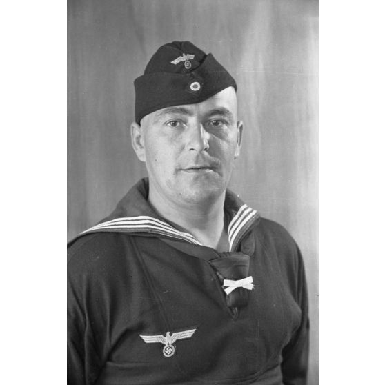 Pour les besoins de papiers d'identité, portrait d'un membre du Marine Propaganda-Abteilung West.