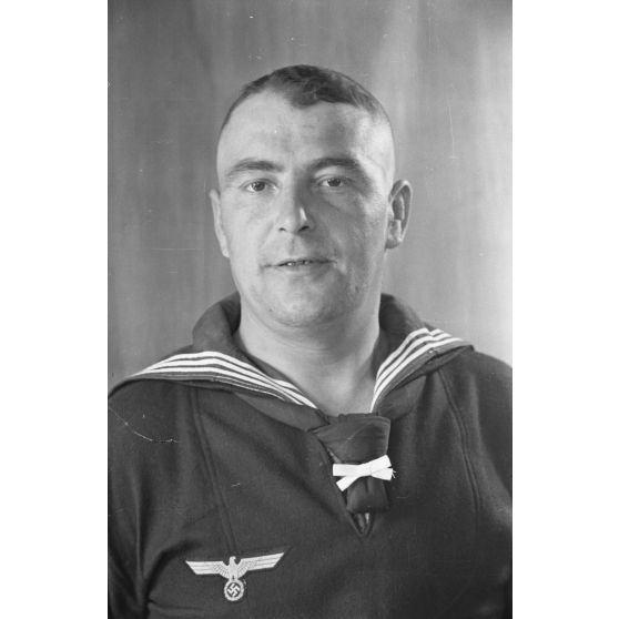 Pour les besoins de papiers d'identité, portrait d'un membre du Marine Propaganda-Abteilung West.