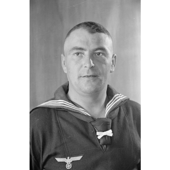 Pour les besoins de papiers d'identité, portrait d'un membre du Marine Propaganda-Abteilung West.