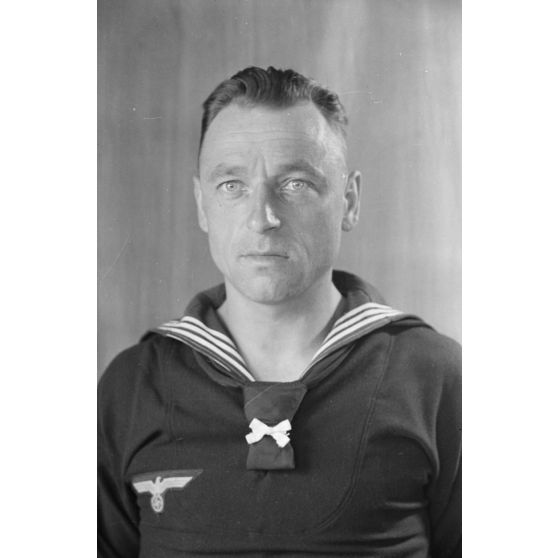 Pour les besoins de papiers d'identité, portrait d'un membre du Marine Propaganda-Abteilung West.