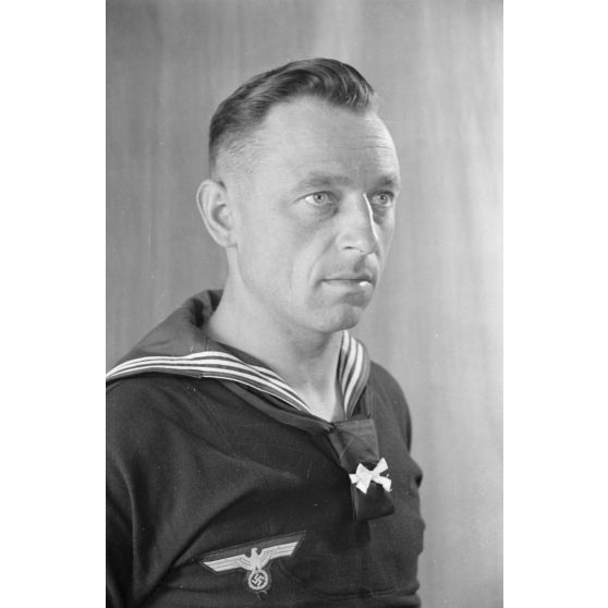 Pour les besoins de papiers d'identité, portrait d'un membre du Marine Propaganda-Abteilung West.