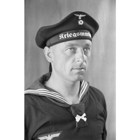 Pour les besoins de papiers d'identité, portrait d'un membre du Marine Propaganda-Abteilung West.