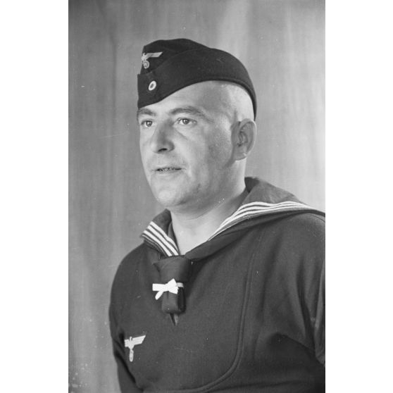 Pour les besoins de papiers d'identité, portrait d'un membre du Marine Propaganda-Abteilung West.