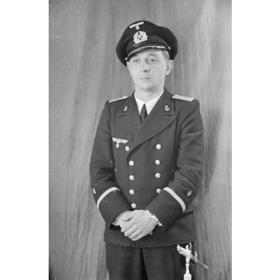 Pour les besoins de papiers d'identité, portrait d'un officier du Marine Propaganda-Abteilung West vraisemblablement Richard Schreiber (dessinateur et peintre).