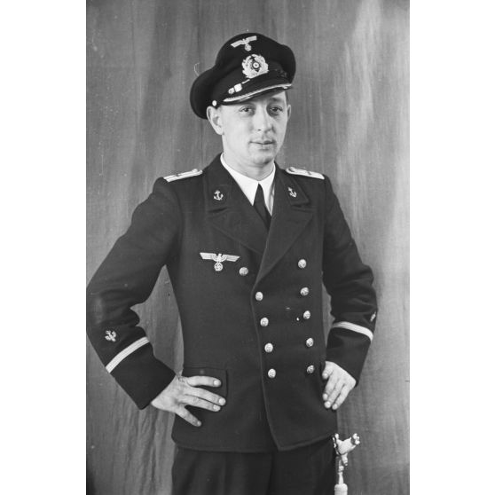 Pour les besoins de papiers d'identité, portrait d'un officier du Marine Propaganda-Abteilung West vraisemblablement Richard Schreiber (dessinateur et peintre).