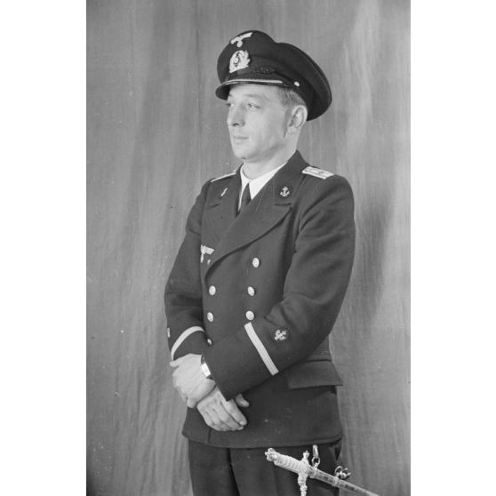 Pour les besoins de papiers d'identité, portrait d'un officier du Marine Propaganda-Abteilung West vraisemblablement Richard Schreiber (dessinateur et peintre).