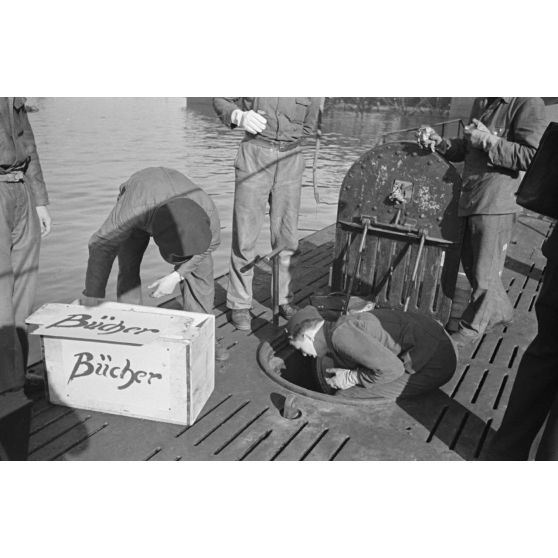 A Saint-Nazaire, dans le cadre de la semaine du livre allemand, la livraison et le chargement de livres pour un équipage de sous-marin allemand.