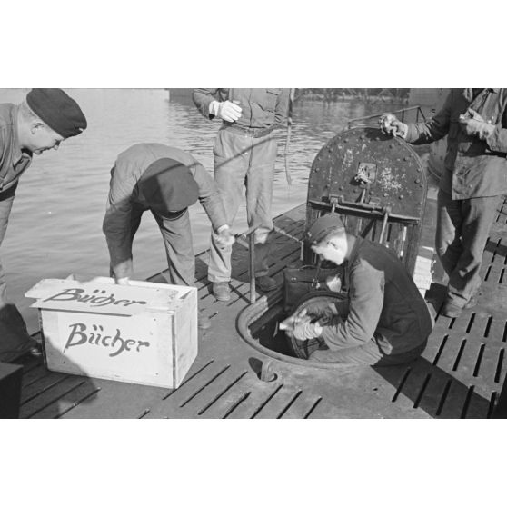 A Saint-Nazaire, dans le cadre de la semaine du livre allemand, la livraison et le chargement de livres pour un équipage de sous-marin allemand.