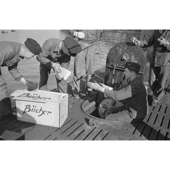 A Saint-Nazaire, dans le cadre de la semaine du livre allemand, la livraison et le chargement de livres pour un équipage de sous-marin allemand.