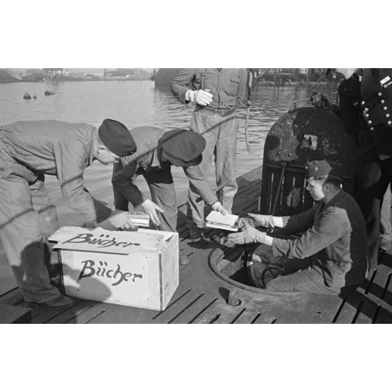 A Saint-Nazaire, dans le cadre de la semaine du livre allemand, la livraison et le chargement de livres pour un équipage de sous-marin allemand.