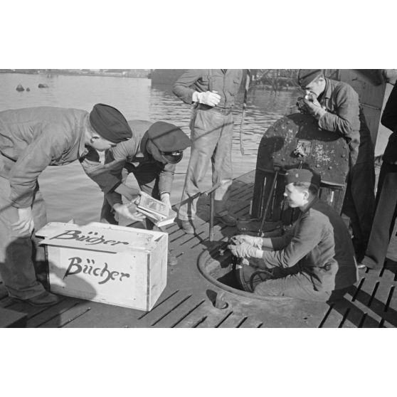 A Saint-Nazaire, dans le cadre de la semaine du livre allemand, la livraison et le chargement de livres pour un équipage de sous-marin allemand.